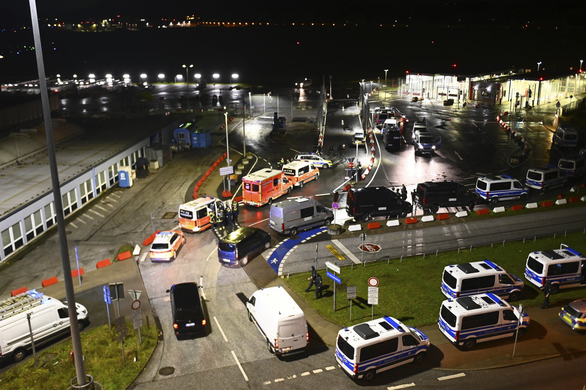 Полицейски автомобили и линейки на летище Хамбург в Германия след пробив в сигурността тази вечер - мъж нахлу с автомобила си и произведе изстрели във въздуха