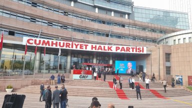 Ройтерс отбеляза че изборът става в момент когато Турция се