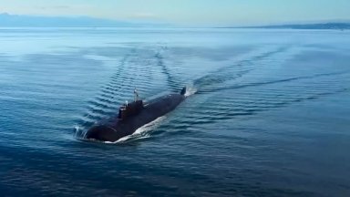 Русия тества успешно най-новата си атомна подводница с изстрелване на ракети "Булава" (видео)