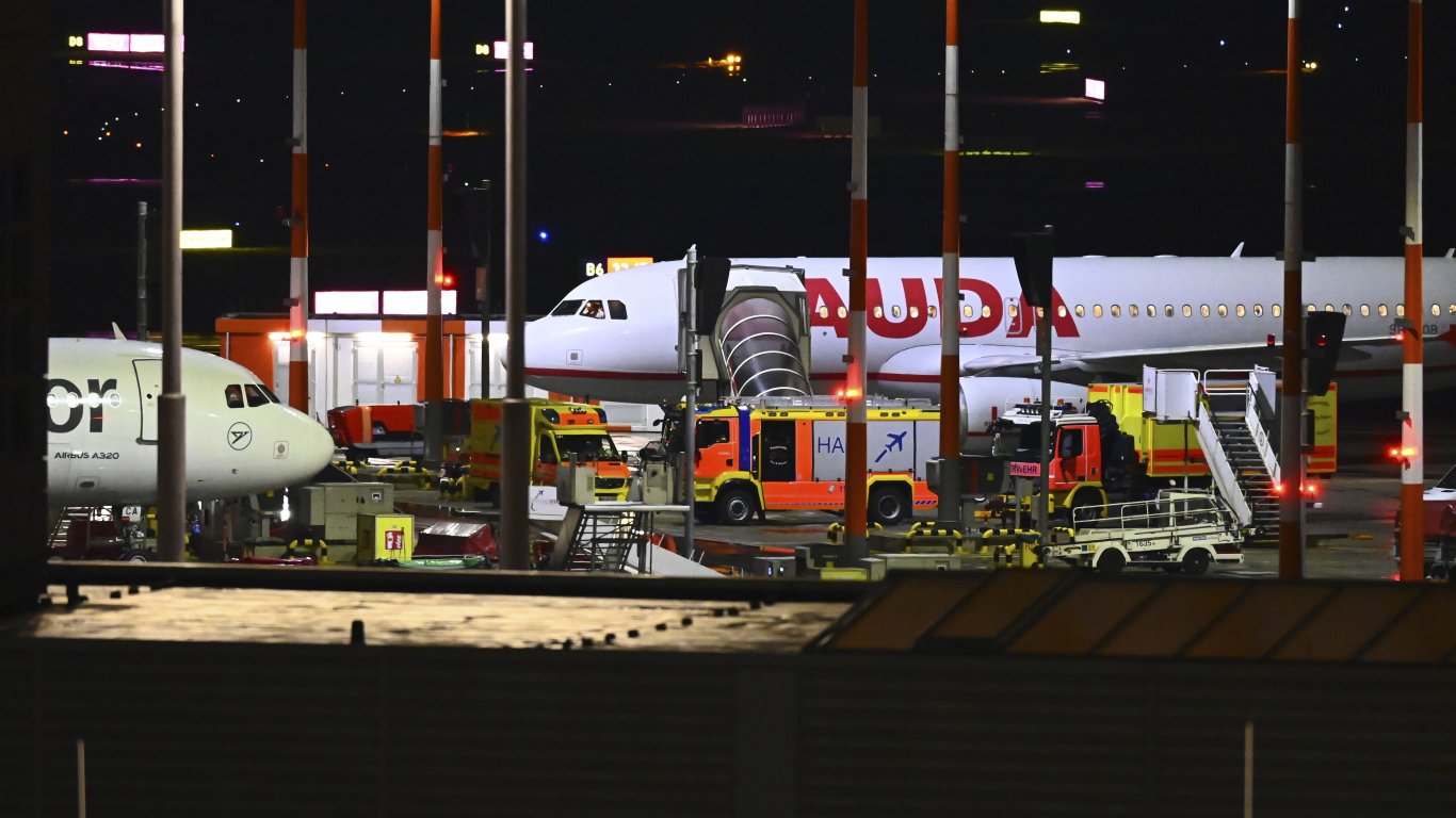 Летището на Хамбург остава затворено, докато полицията се справя със заложническата криза