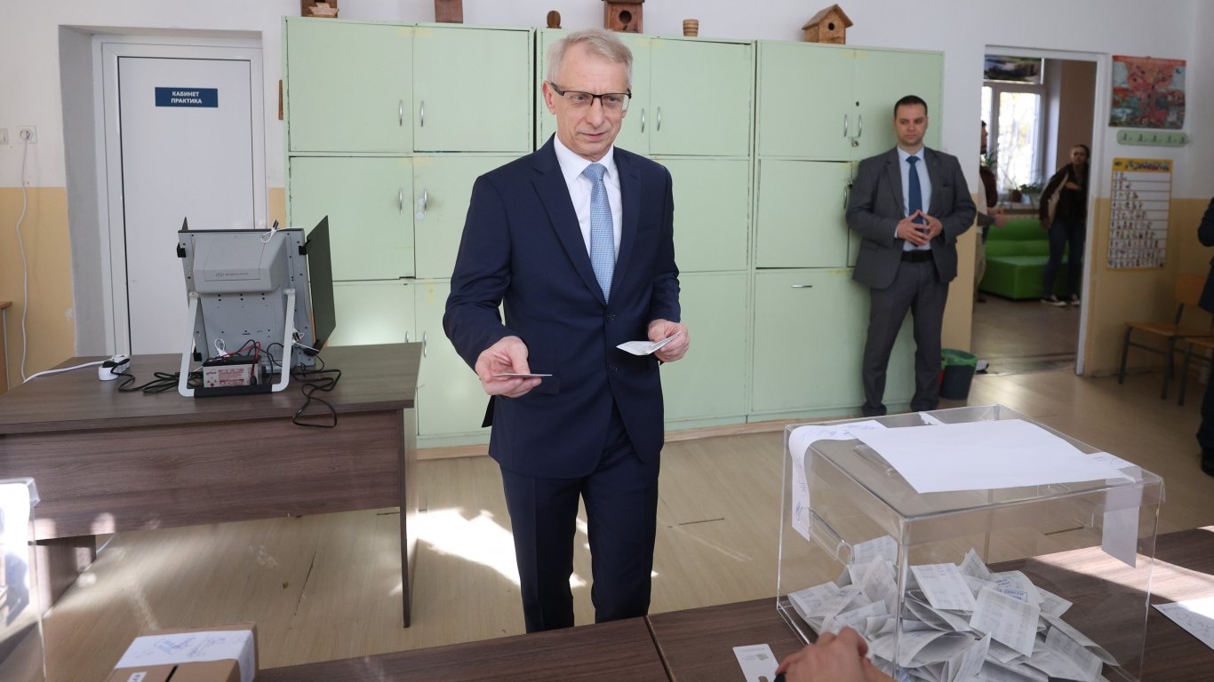 Машината при вота на Денков за кратко заби, премиерът упрекна ЦИК (видео)