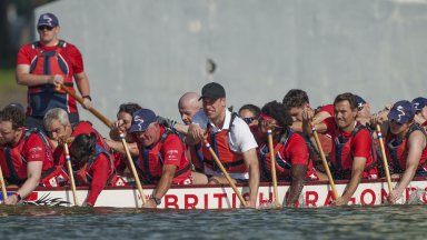 Принц Уилям спечели състезание с драконови лодки в Сингапур (снимки)
