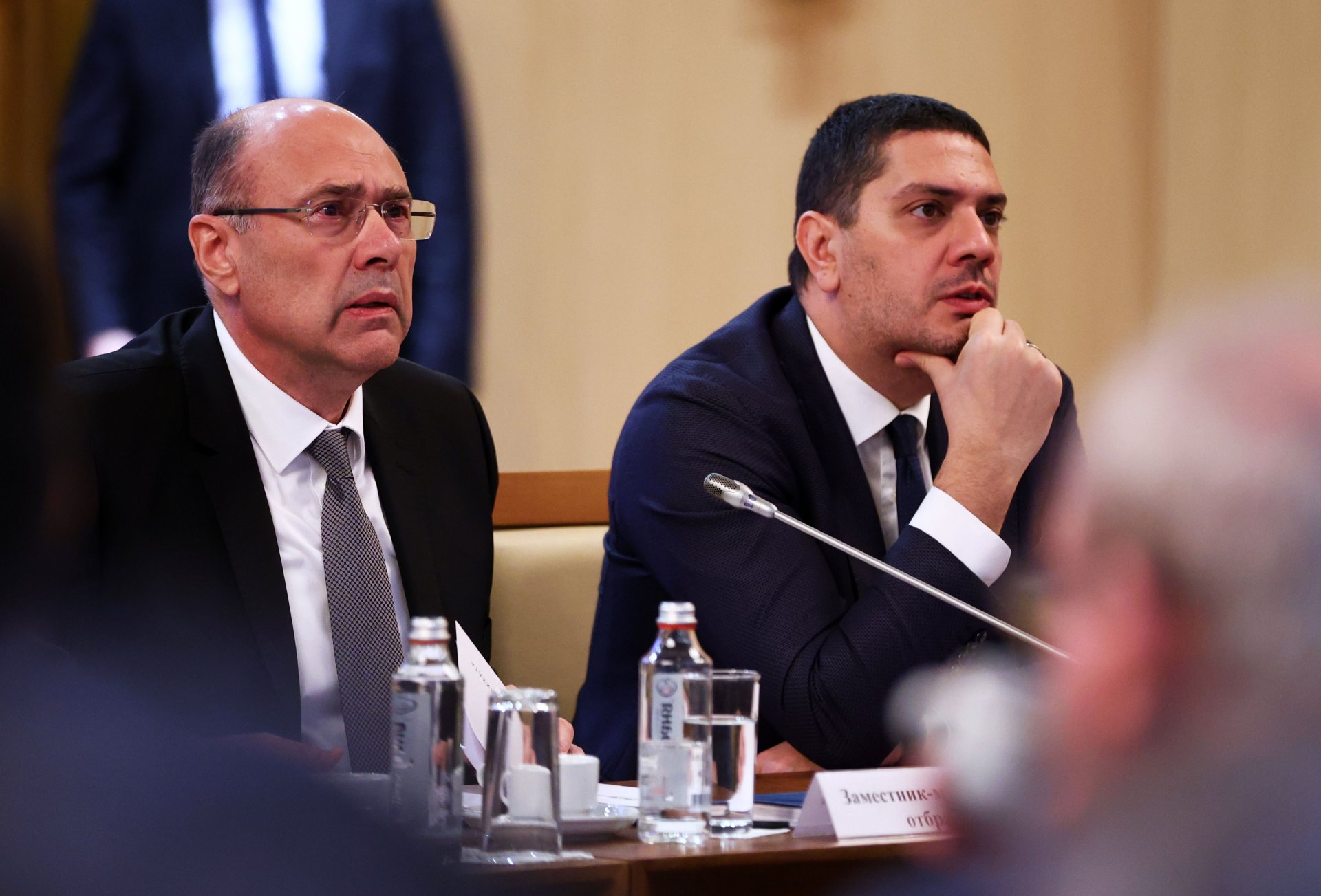 Зам.-министърът на отбраната Станимир Георгиев (л) и председателят на Комисията по отбрана към парламента Христо Гаджев