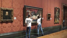 Екоактивисти атакуваха стъклото пред картина на Веласкес в Националната галерия в Лондон