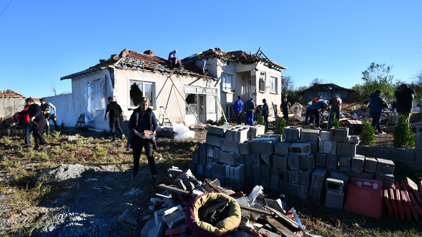 Близо 300 семейства от 6 области поискаха помощ от държавата заради щети от бурята