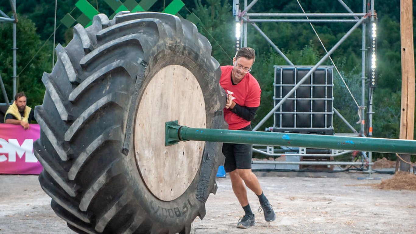 Оперен певец избута 200-килограмова гума и напусна "Фермата"