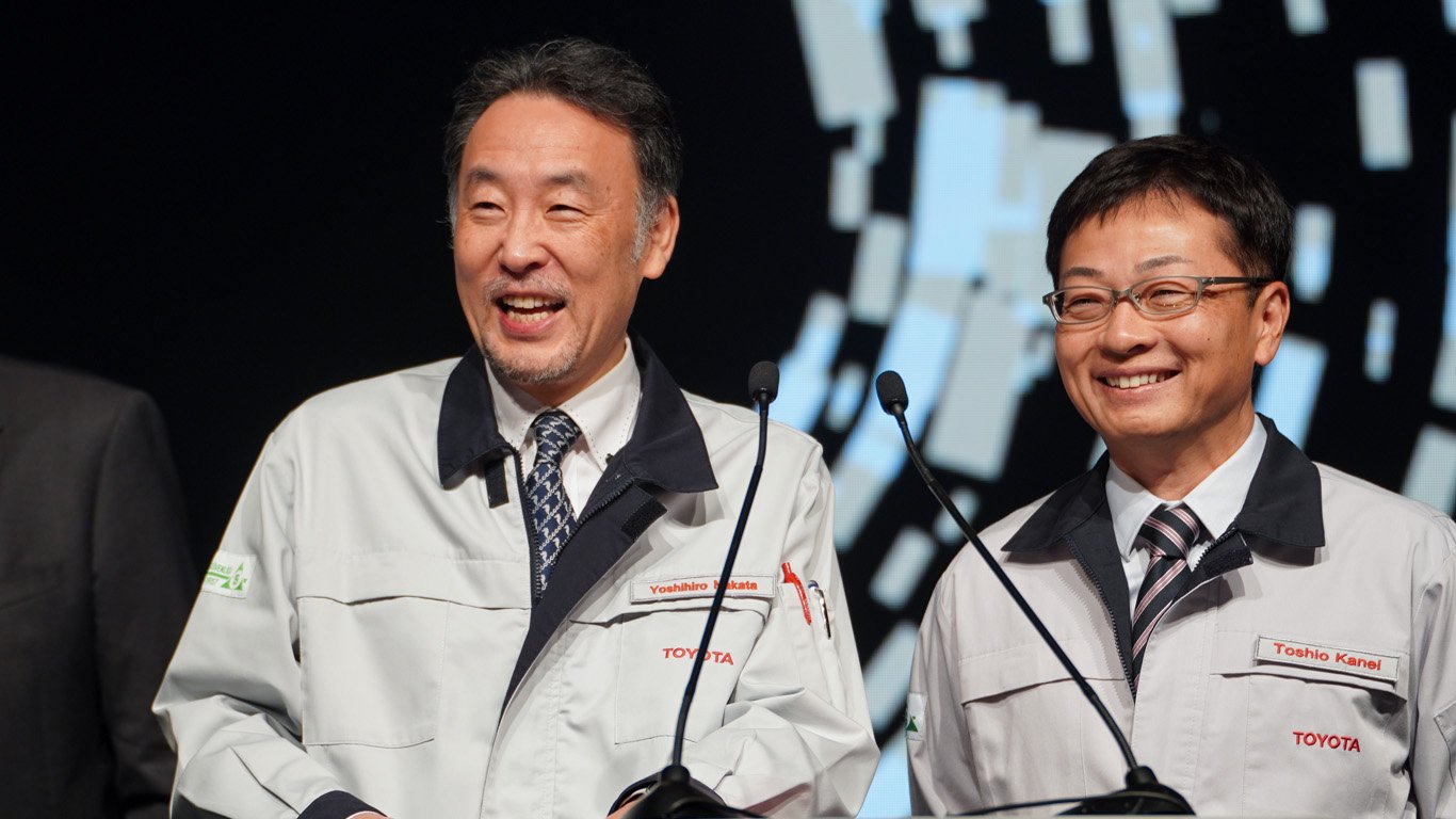 Йошихиро Наката, президент на Toyota Европа и Тошио Каней, директор на проекта в Toyota Европа