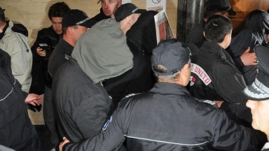 Двамата са обвинени за това че през април т г в