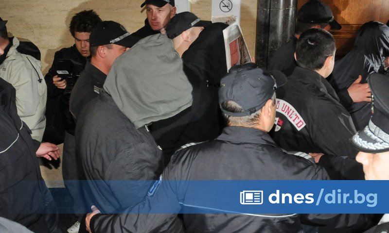 Двамата са обвинени за това, че през април т.г. в