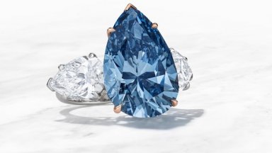 Камъкът известен като Кралско синьо е инкрустиран в пръстен и