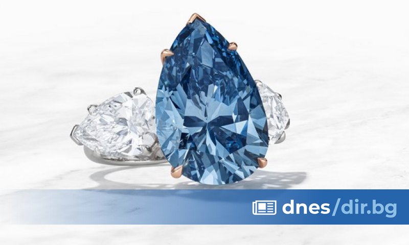 Камъкът, известен като Кралско синьо, е инкрустиран в пръстен и