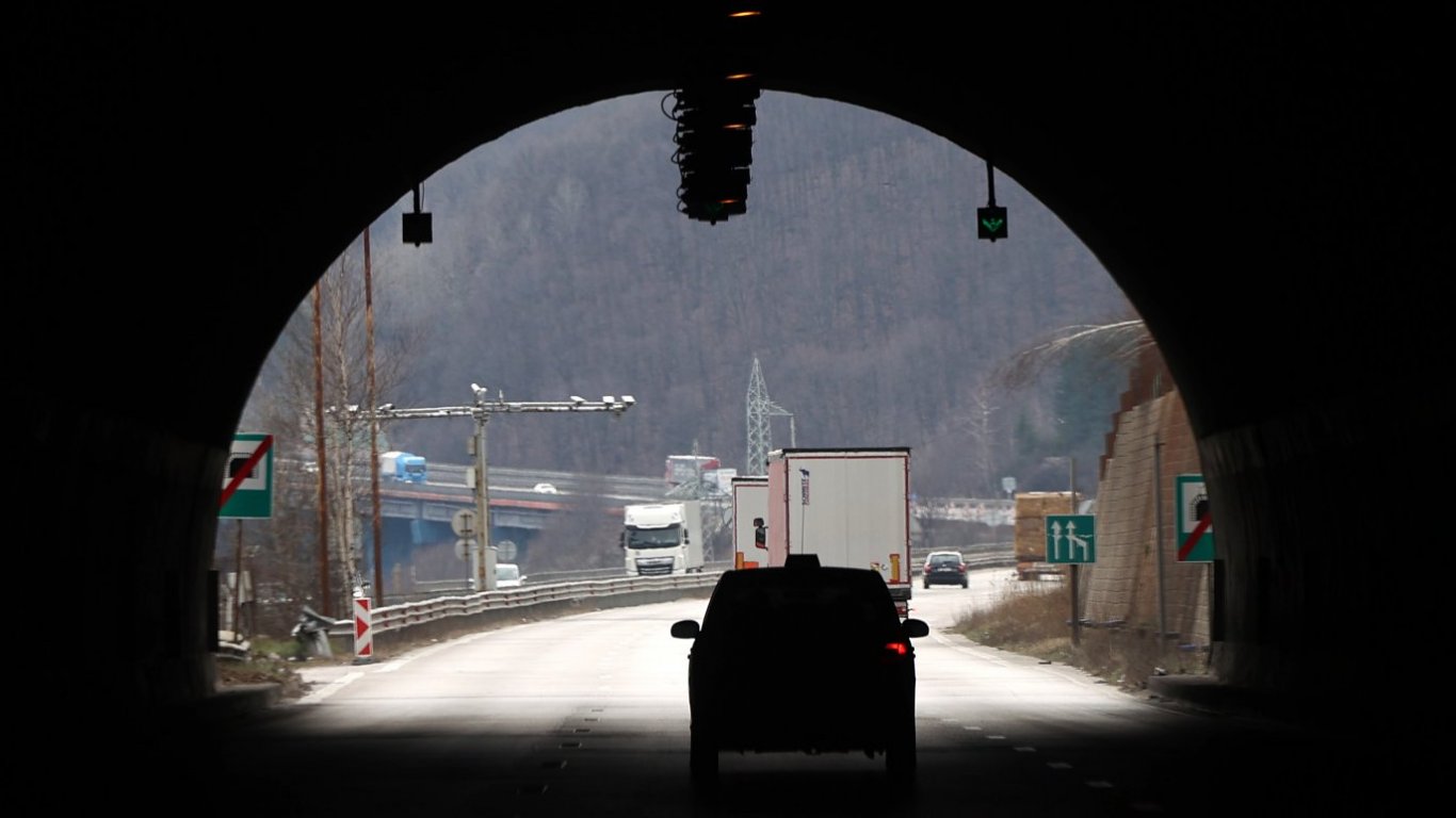 Колони от коли и камиони се образуваха преди тунелите на АМ "Хемус" заради ремонта