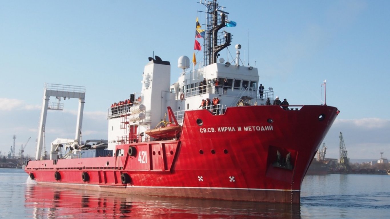Научноизследователският кораб „Св.св. Кирил и Методий“ тръгва на нова експедиция до остров Ливингстън