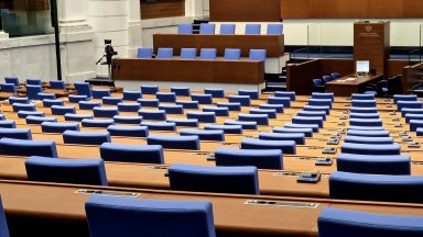 В залата ги няма и депутатите от ДПС които пък