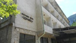 Продадоха почивна станция в Нареченски бани с 58 стаи за 262 хил. лева