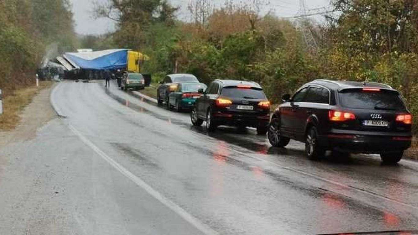 Шофьор загина след удар с ТИР на изхода на Велико Търново