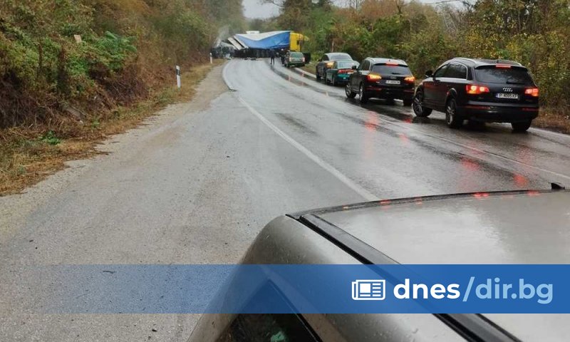 Загинал e шофьорът на лекия автомобил, а пътувала с него