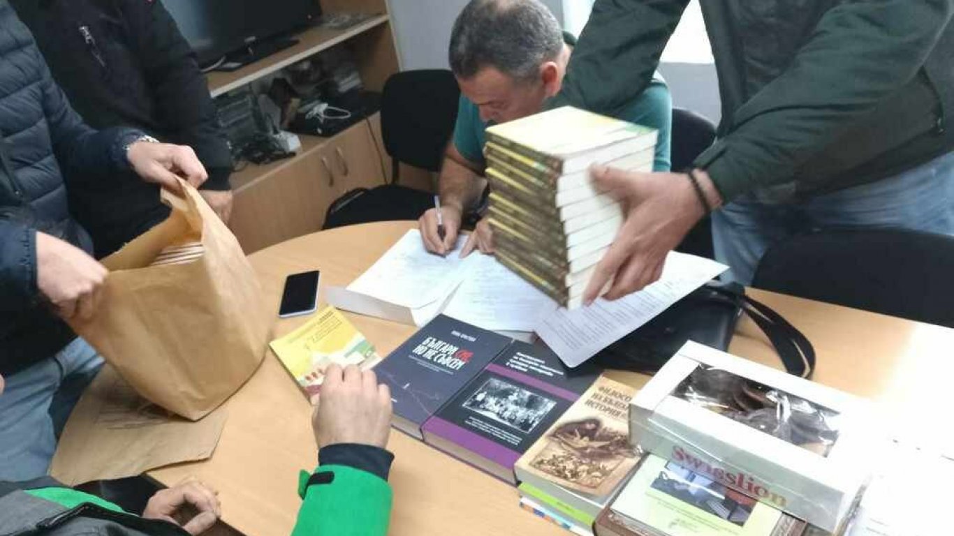 Нов скандал около "Елегията за краището" на Сугарев, полицаи иззеха 23 книги в Босилеград 