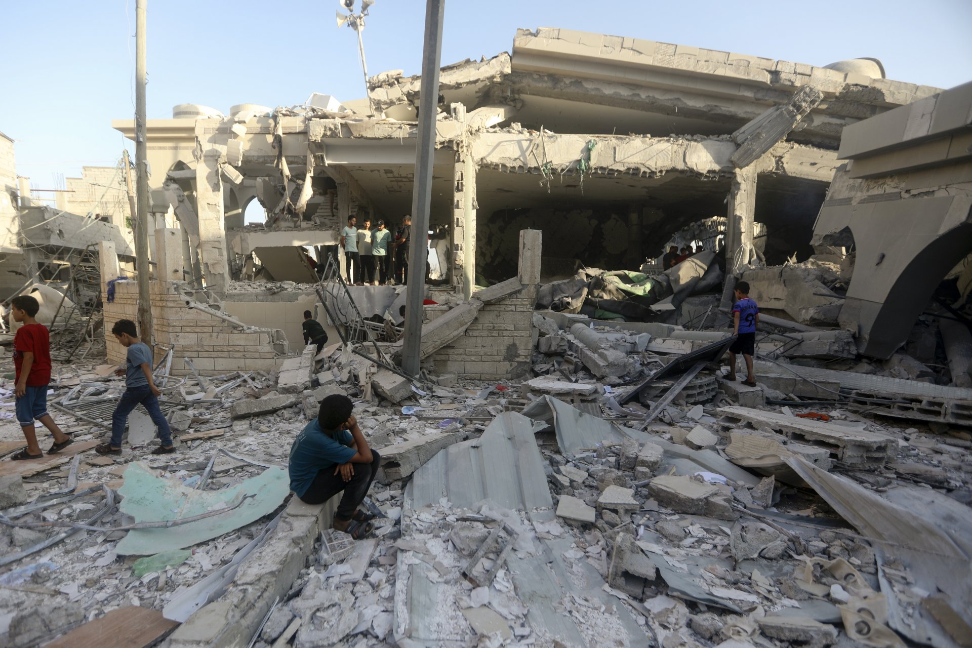 Палестинци оглеждат щетите по разрушена при израелски въздушен удар джамия в Хан Юнис