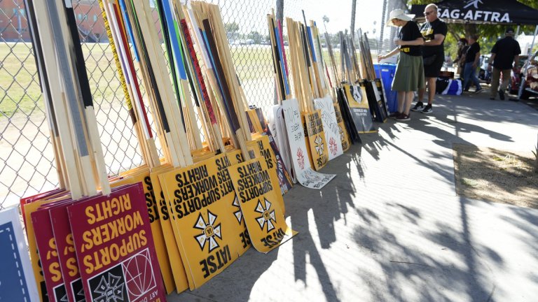 Профсъюзът на актьорите в САЩ постигна споразумение за прекратяване на най-дългата стачка в Холивуд