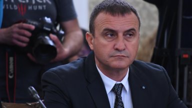 Това е втората оставка от ръководен пост на движението за