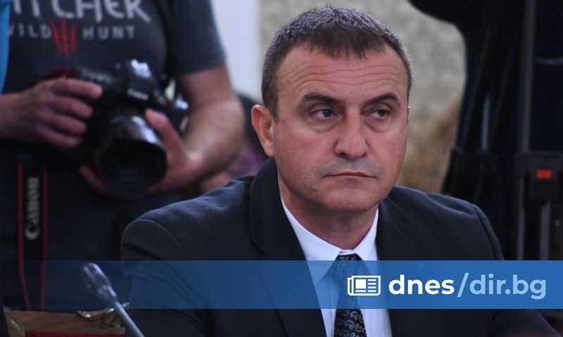 Това е втората оставка от ръководен пост на движението за