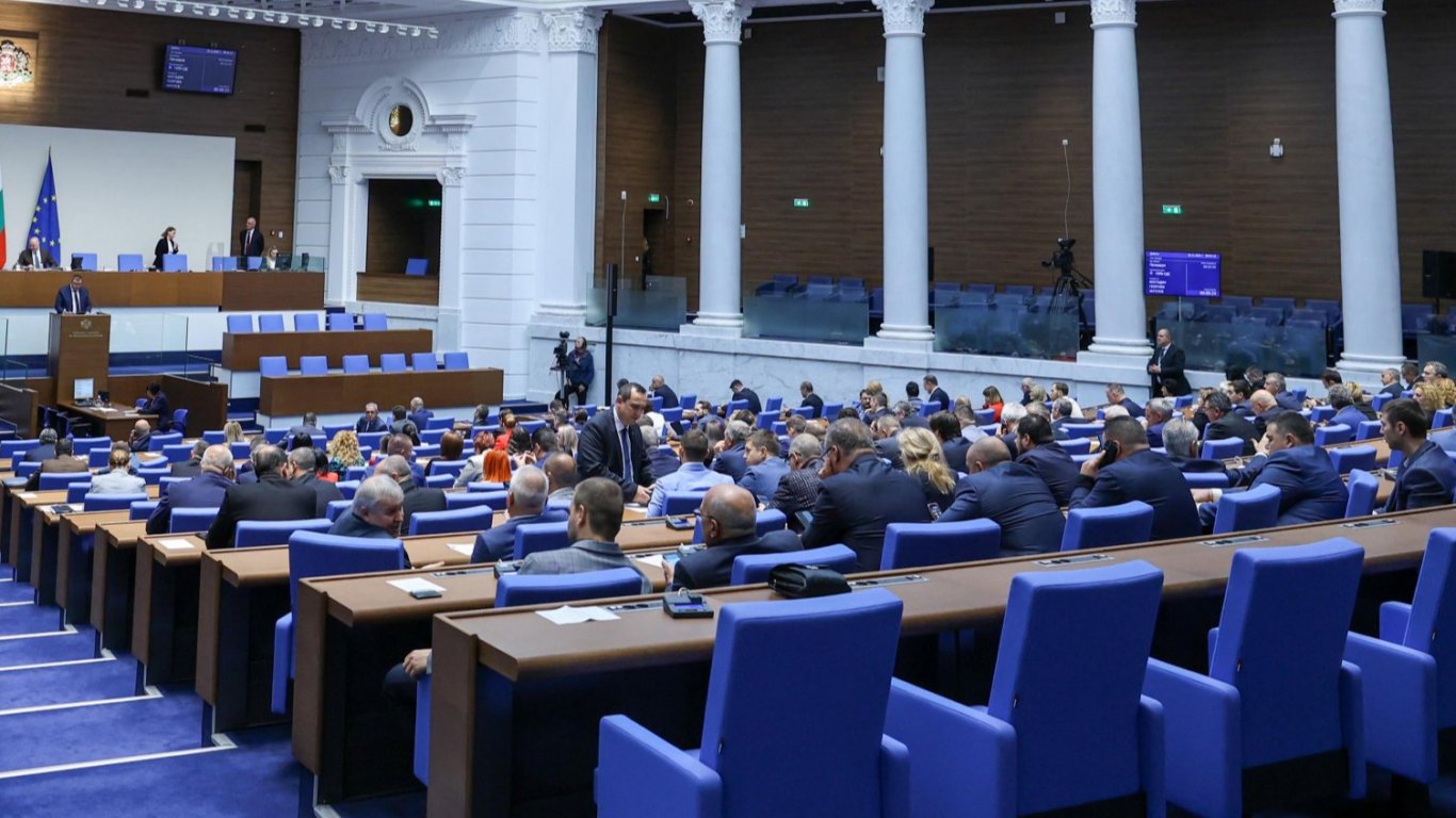 Депутатите с трети опит да гласуват вота на недоверие към кабинета "Денков"