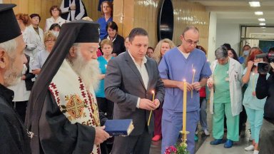 Ловчанският митрополит връчи дарение от 18 200 лв. за детското УНГ отделение на ИСУЛ (снимки)