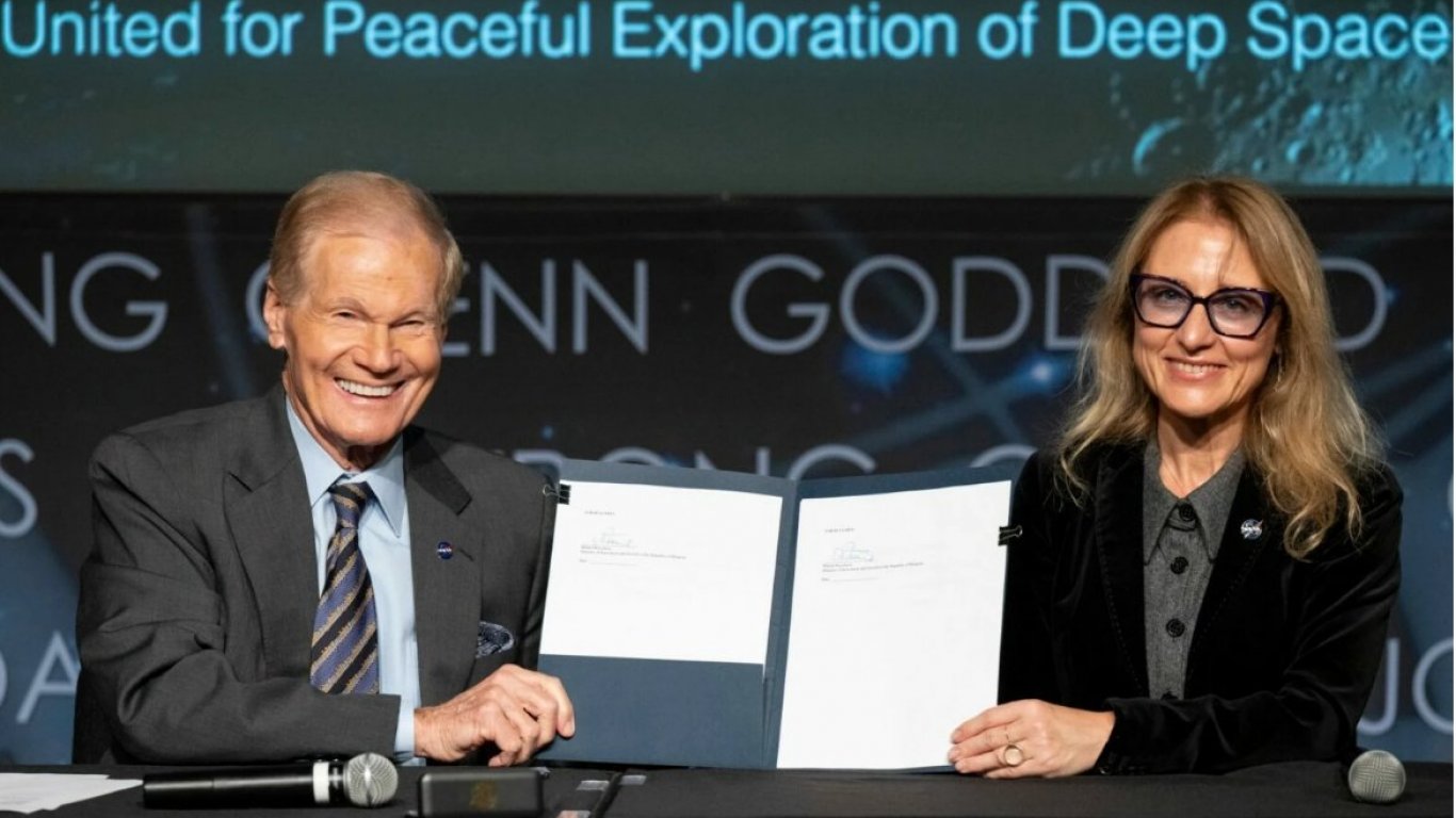 Министър Стойчева и директорът на НАСА подписаха присъединяването ни към споразуменията "Артемида" 