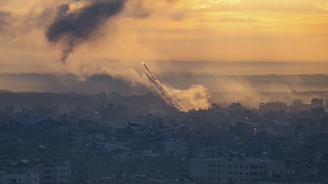 "Хамас" изстреля ракети във вътрешността на Израел и активира сирените в Тел Авив 