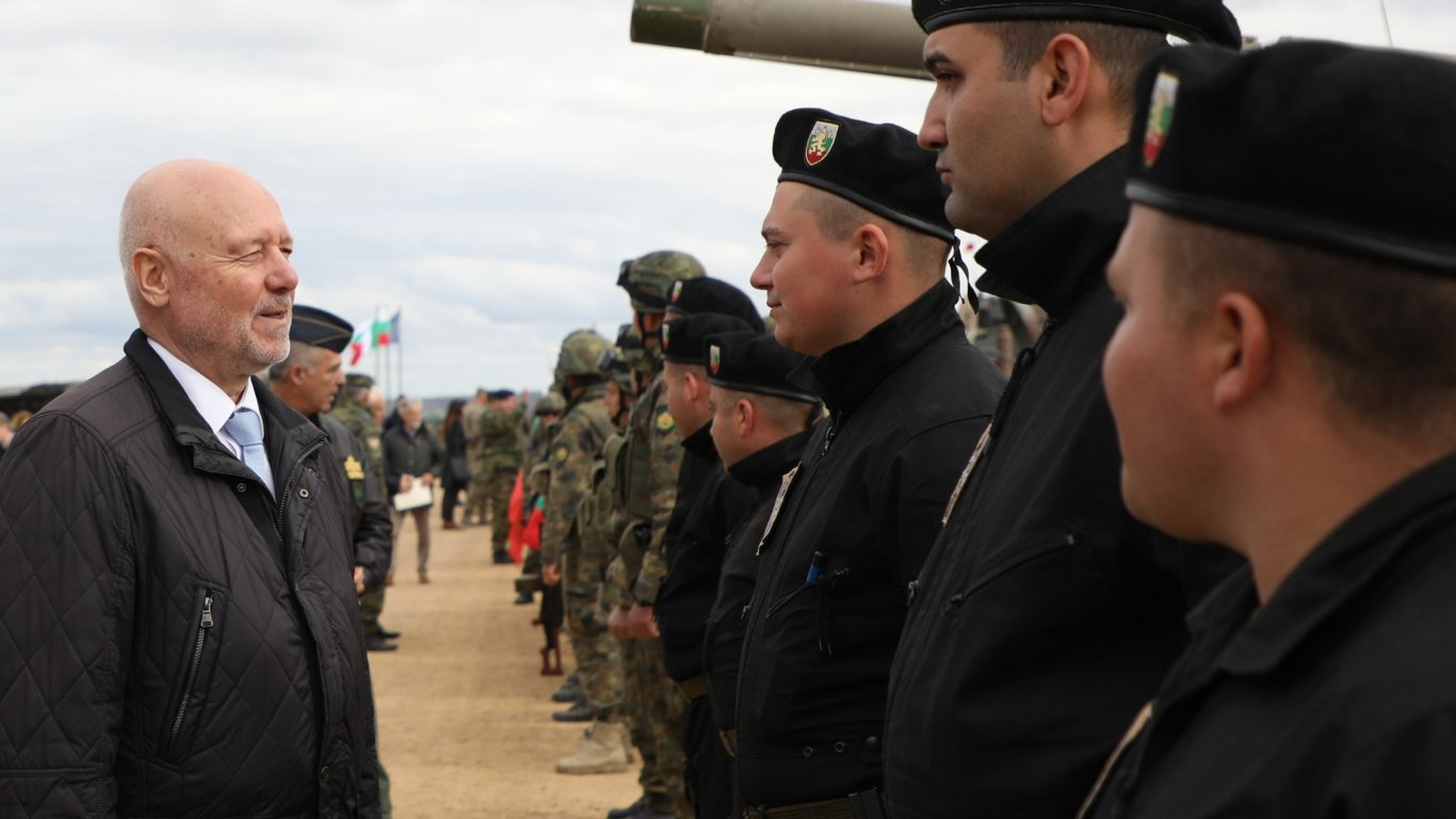 Тагарев: Има около 6000 свободни места в армията поради COVID-19, дезинформация и демография
