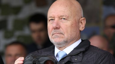 Той обясни че е видял как върви процесът по производството