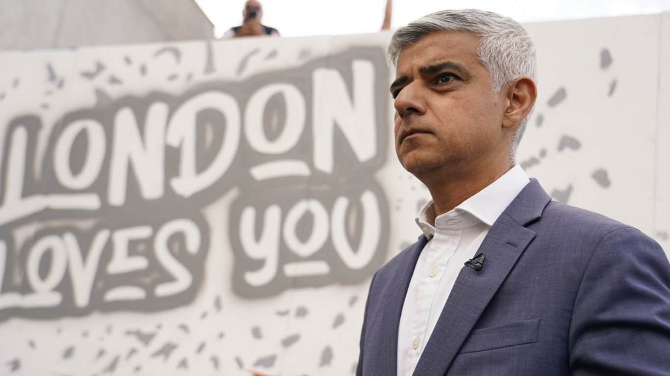 Пуснаха фалшиво видео как кметът на Лондон лобира за пропалестински шествия