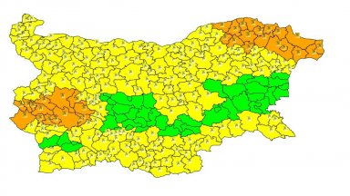 Обявиха жълт и оранжев код за силен вятър в събота за всички области на страната