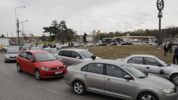 Протестиращи срещу мръсния въздух в Русе блокираха трафика към ГКПП "Дунав мост" (снимки)