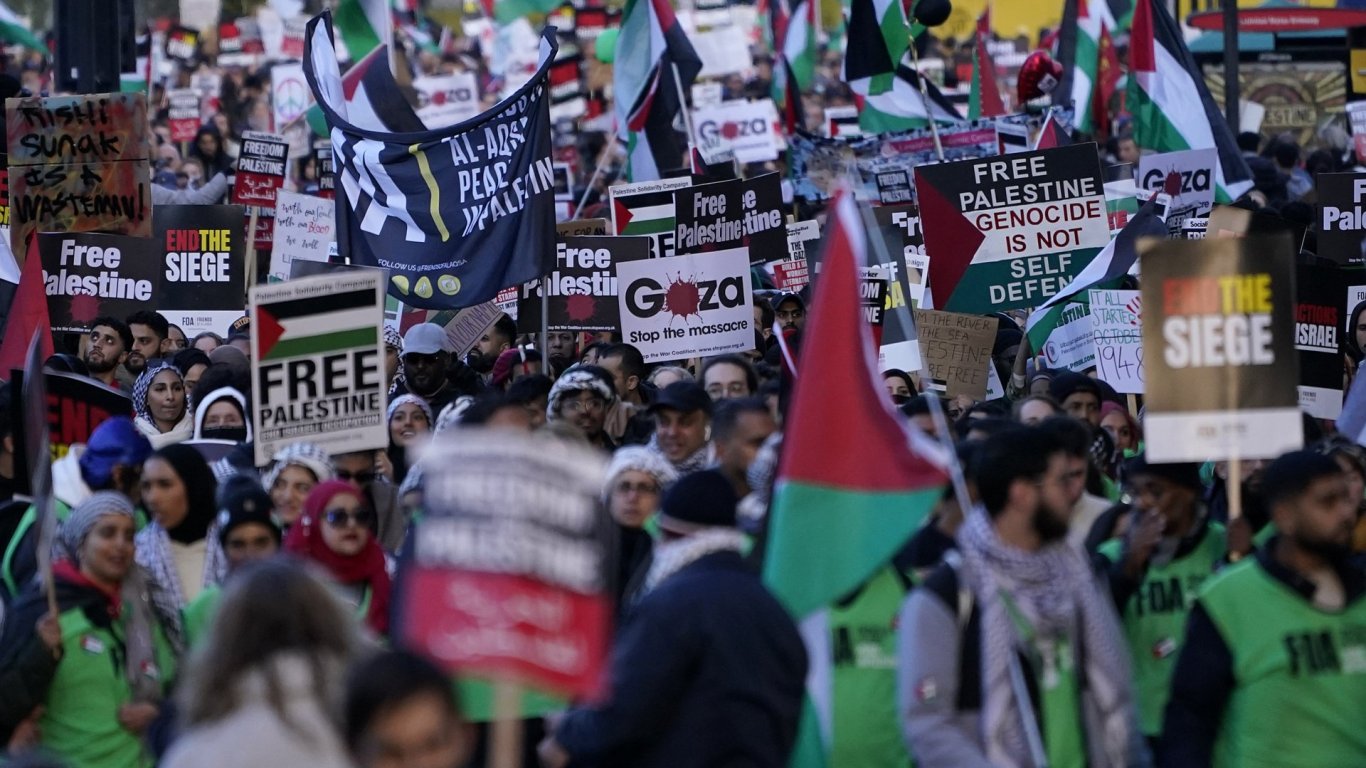 Стотици хиляди излязоха в Лондон и други европейски столици в подкрепа на палестинците