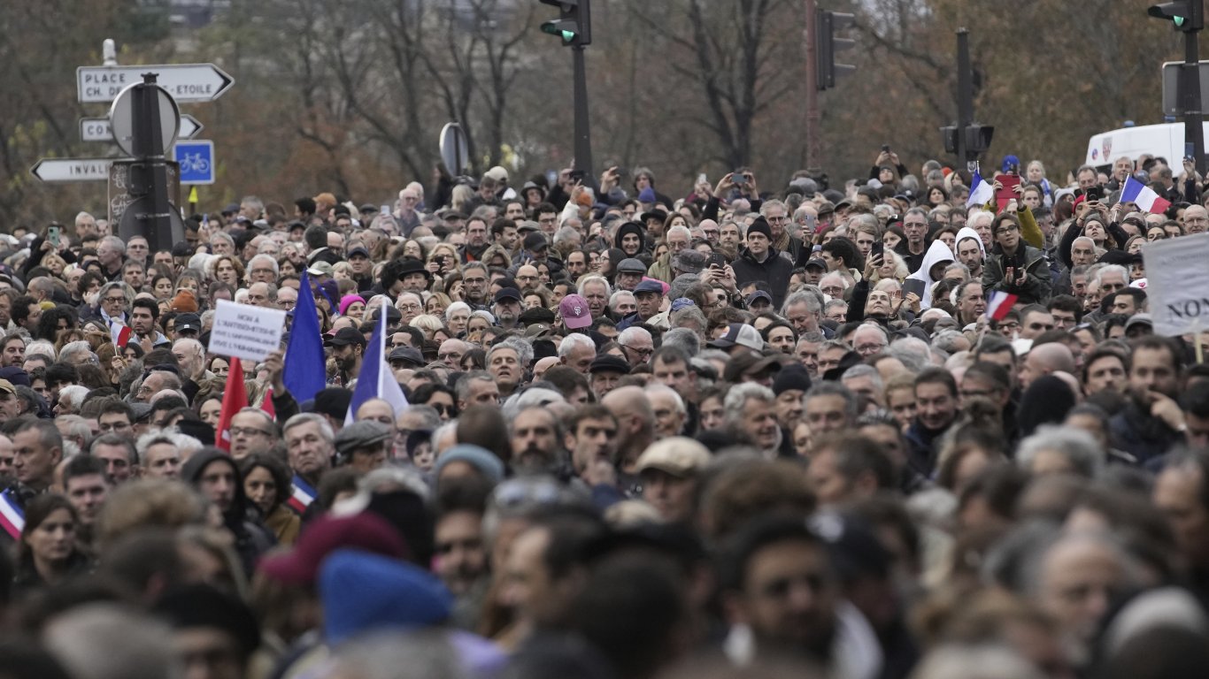 Франсоа Оланд и Никола Саркози оглавиха парижкия поход срещу антисемитизма (снимки)