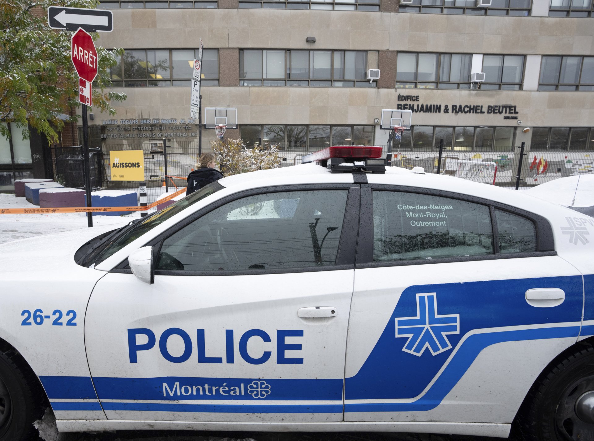 олицейска кола пред еврейско училище в Монреал, по което бе открита стрелба, 9 ноември 2023 година