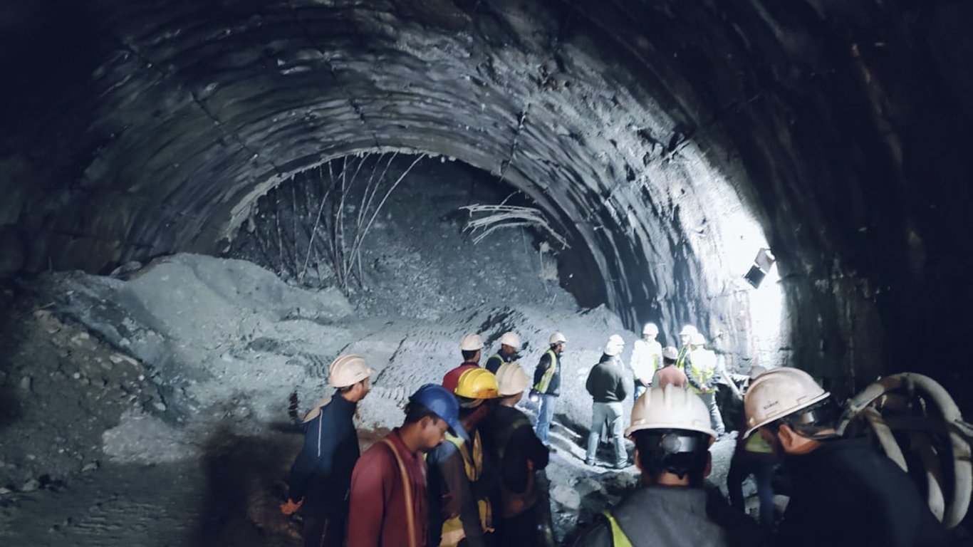 Най-малко 40 затрупани работници, след като тунел в строеж се срути в Индия (видео)