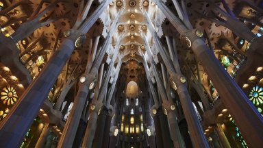Новите две кули на катедралата "Саграда фамилия" в Барселона грейнаха в светлини