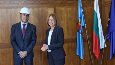 Снимка БТА Фандъкова подари на Терзиев химикалка нейния отчет за