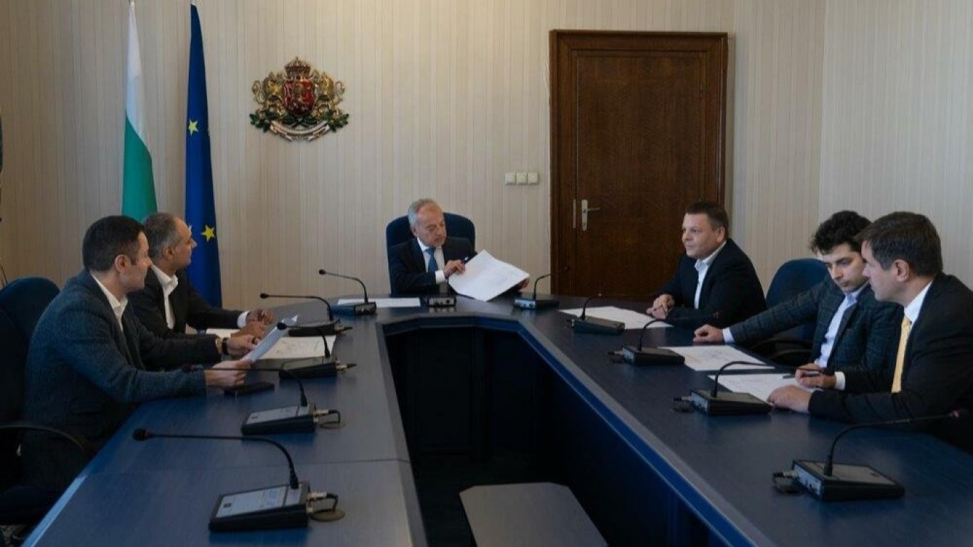 Гълъб Донев събра в президентството служебни министри, критикуваха кабинета "Денков"