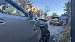 18-годишен шофьор удари 3 паркирани коли, разсеял се и изгубил управление над своята