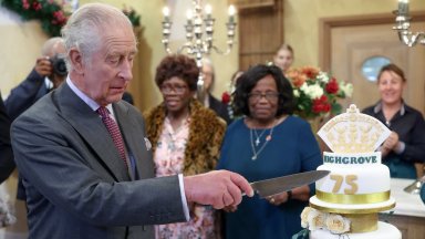 Крал Чарлз посрещна рождения си ден с триетажна торта, Хари го поздрави по телефона