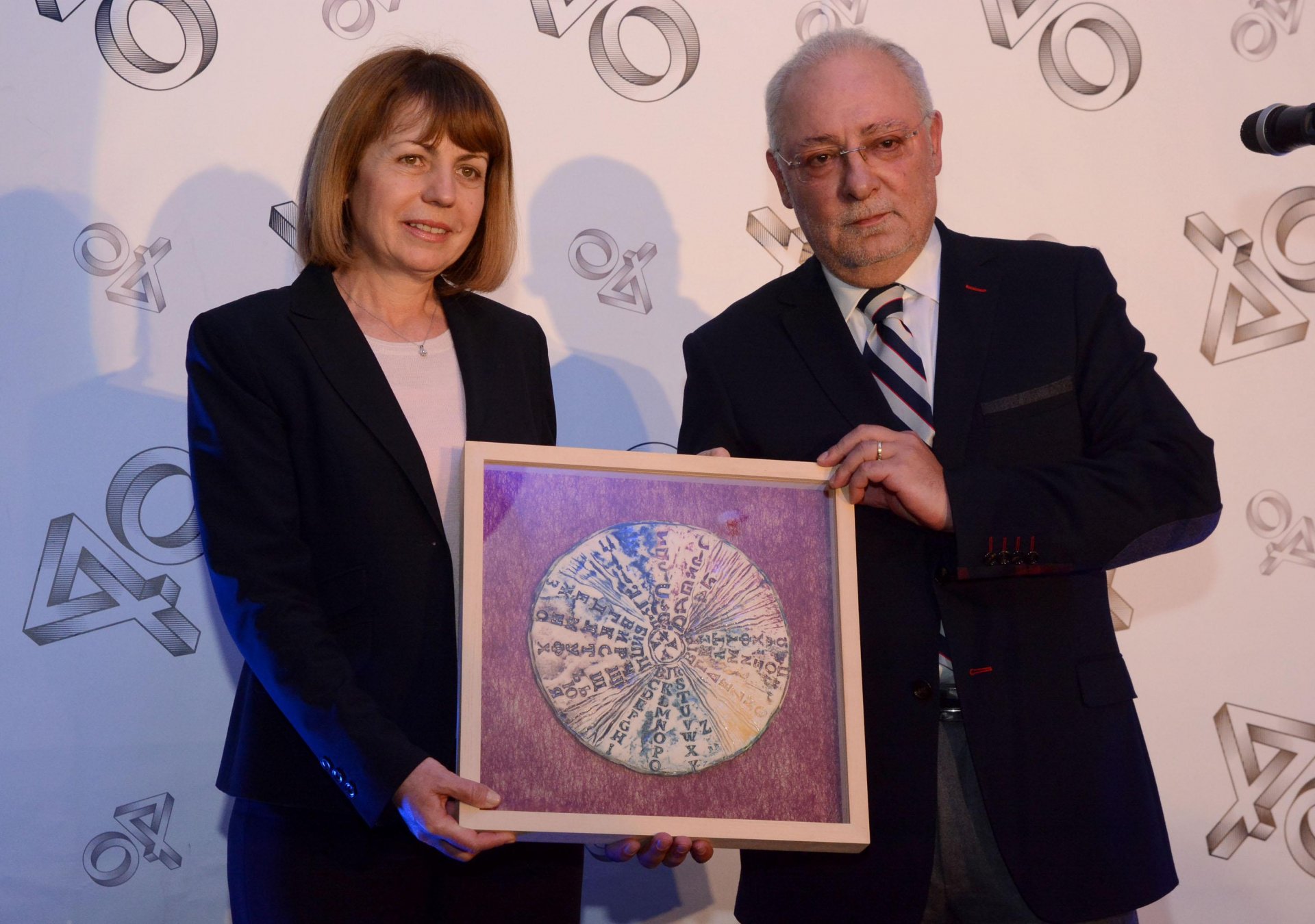 Йорданка Фандъкова получава наградата "Политик на годината" от изпълнителният директор на “Дарик” Радосвет Радев, 2016 г. 