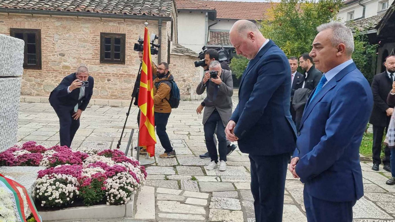 ВИП българска визита в Скопие започна с полагане венци на гроба на Гоце Делчев 