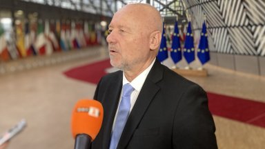 Тагарев обаче изрази мнение че правителството ще остане на власт