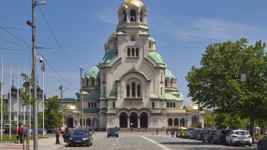 Зоната пред "Св. Александър Невски" и  паметника на Незнайния войн става пешеходна