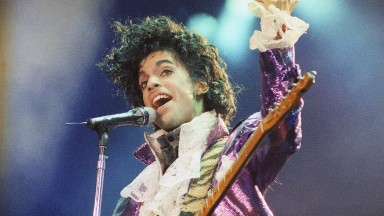 Пищната риза на Принс от “Purple Rain“ и други вещи на покойния певец се продават на търг