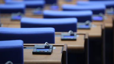 В пленарната зала за началото на заседанието влязоха само представители